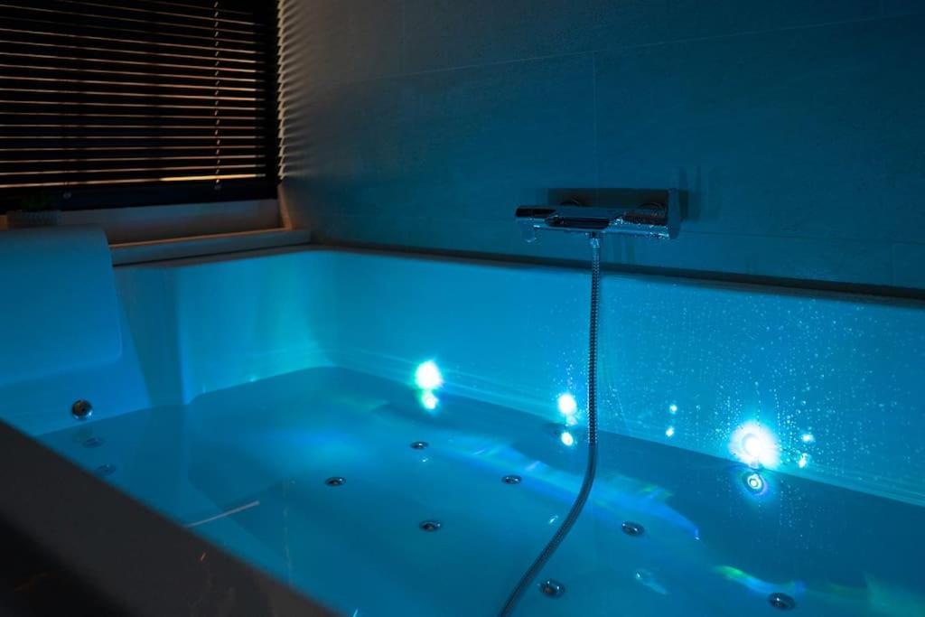 Suite De Luxe Jacuzzi Balneo,King Size Bed Collobrières 外观 照片