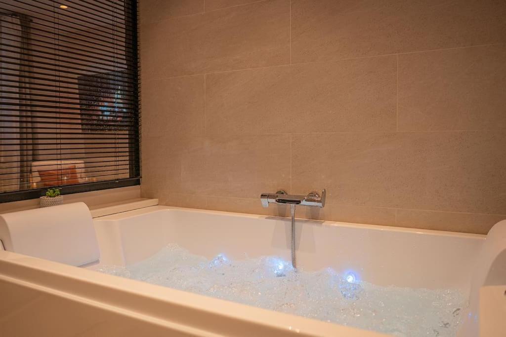 Suite De Luxe Jacuzzi Balneo,King Size Bed Collobrières 外观 照片