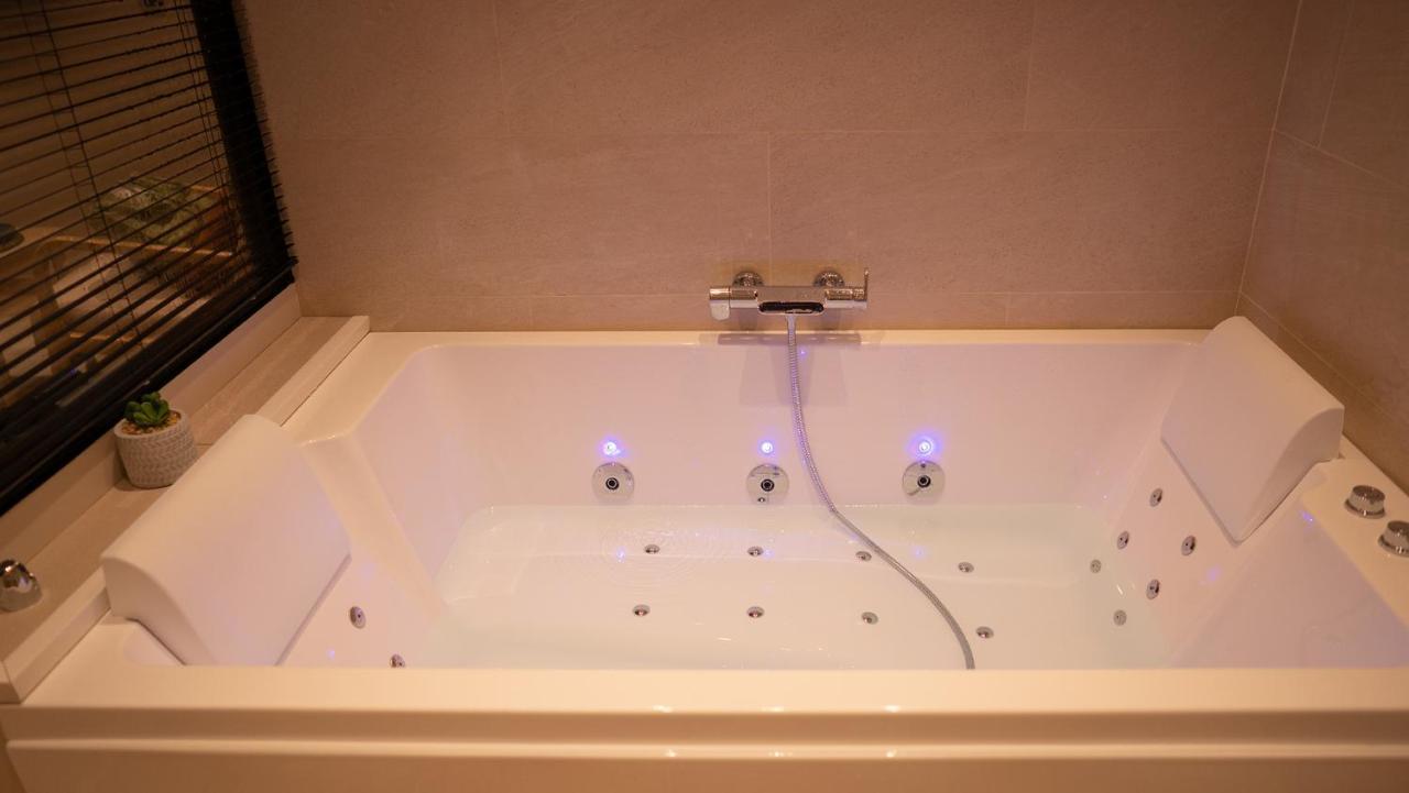 Suite De Luxe Jacuzzi Balneo,King Size Bed Collobrières 外观 照片